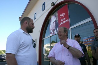 Jean-Pierre Dumartin accueille Craig Smith au siège du club. 