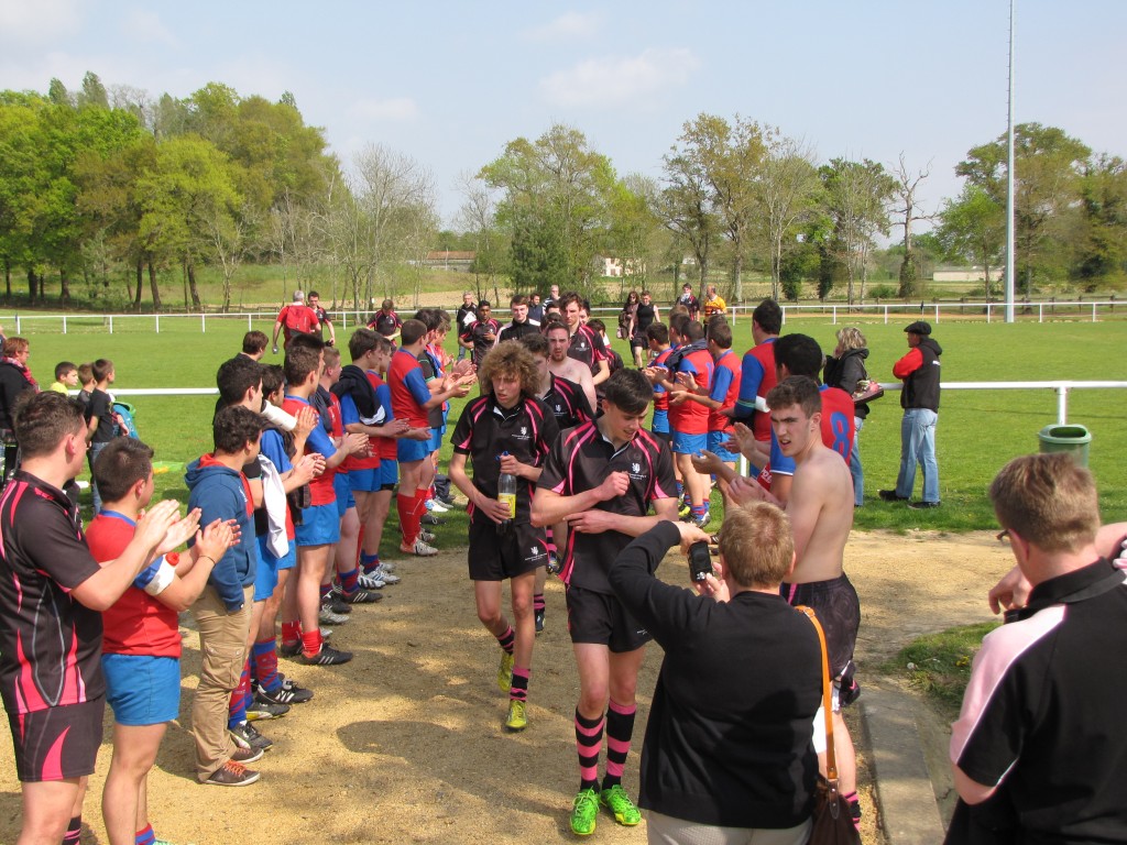 Les cadets ont fait une haie d'honneur pour leurs hôtes à la fin du match. (photo Bruno Pouilloux)