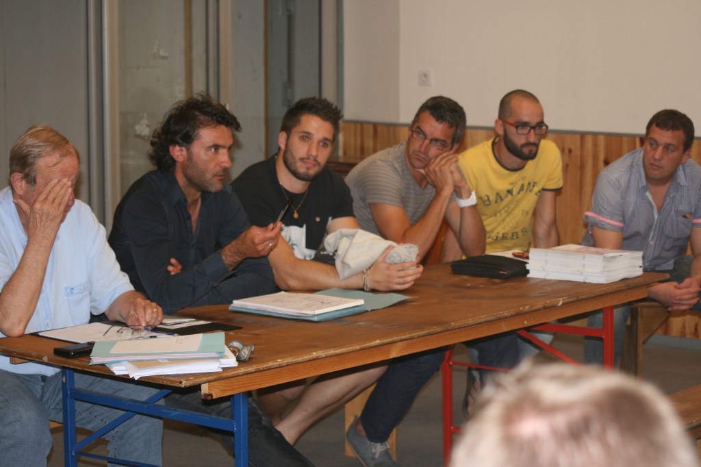 Jean-Pierre Dumartin (à gauche) et tous les membres du nouveau staff du SAH. De gauche à droite : Jérôme Labat, Mathieu Vergne, préparateur physique, Olivier Toulouze, entraîneur des arrières, Nicolas Ducournau et Nicolas Pons, entraîneurs de la B.