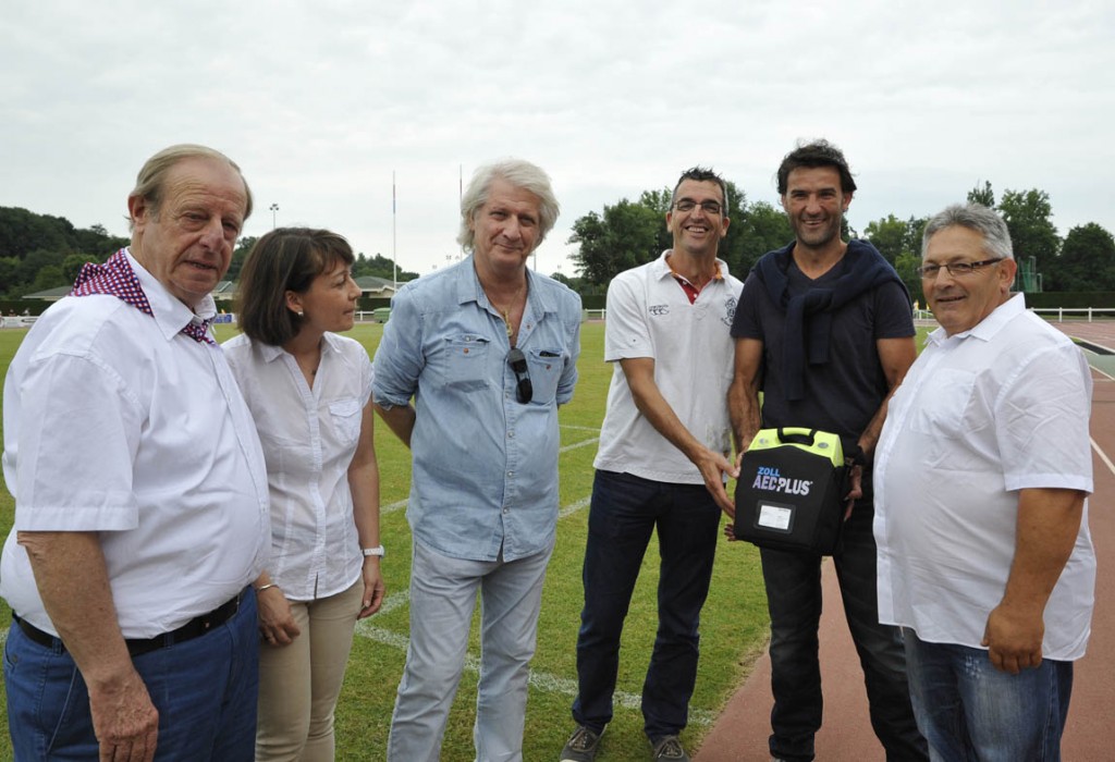 De gauche à droite : Jean-Pierre Dumartin, Anne Delille (Société Défibril), Patrick Sébastien, Olivier Toulouze, Jérôme Labat, Yves Campistron. Photo Jean-Louis Tastet