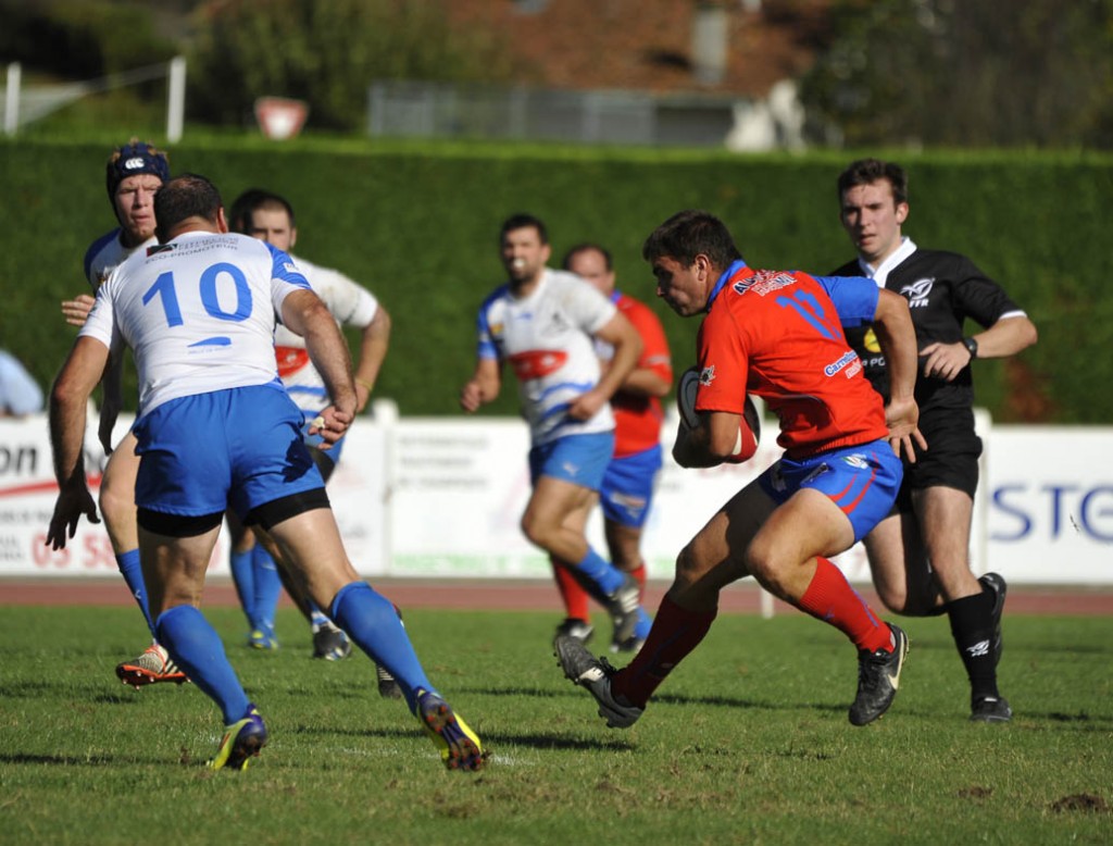 Après deux matchs perdus à domicile (ici contre Anglet), Hagetmau doit s'imposer pour rejoindre le peloton des qualifiables. (Photo Jean-Louis Tastet)